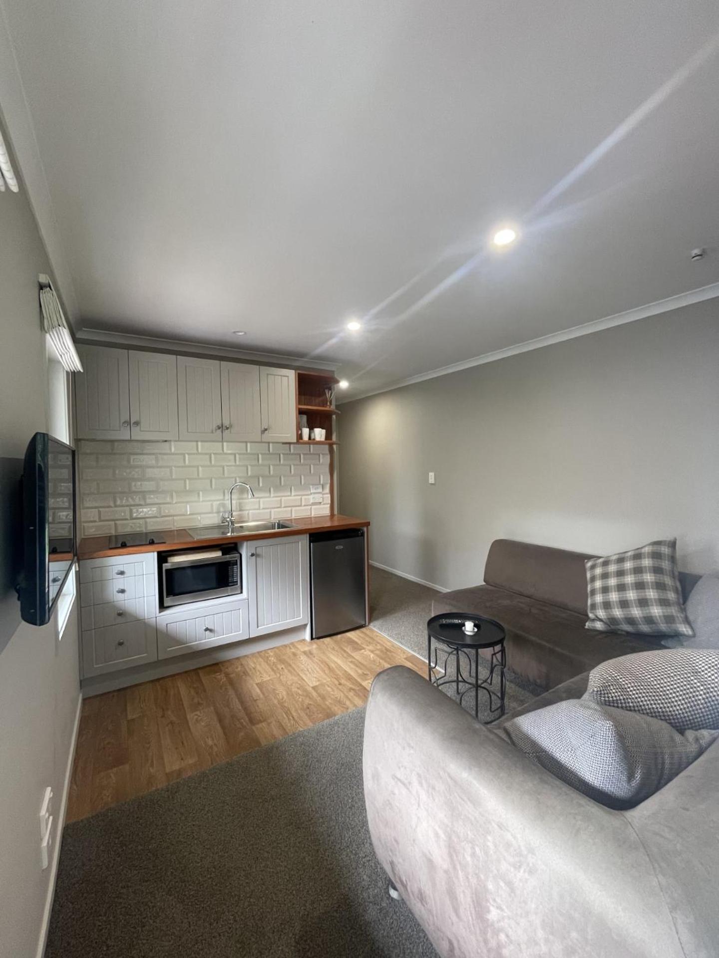 Guest Wing In Richmond Downs Apartment Walton Екстериор снимка